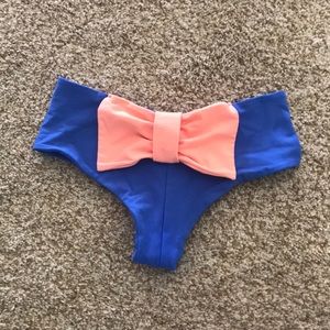 Cheeky swim bottoms with bow on the back